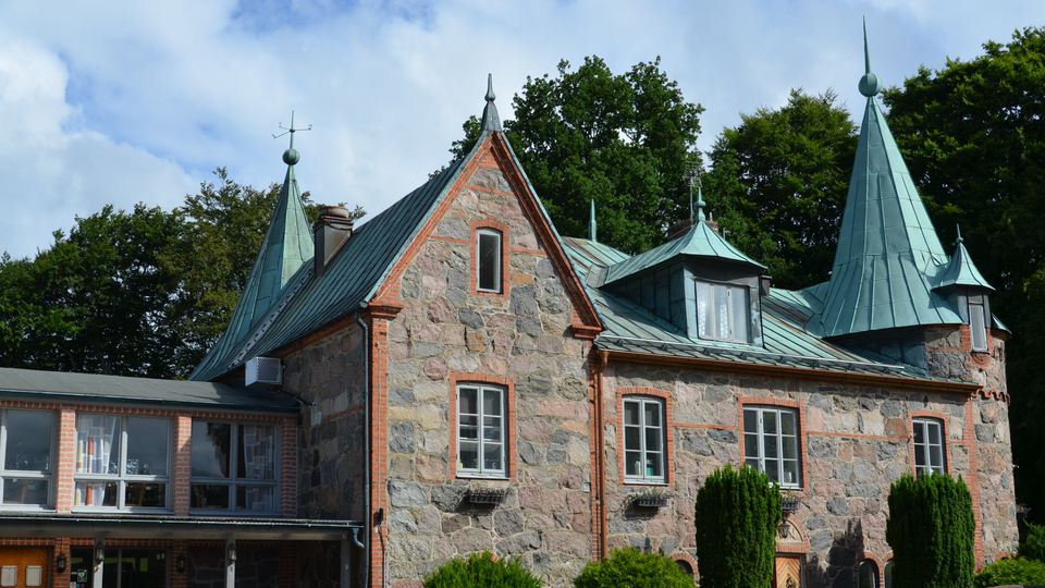 Utsidan av Vannaröds slott som är tegelklätt i engelsk tudorstil.